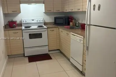 2217 NW 7th St #1202, Miami: photo 1 of 8