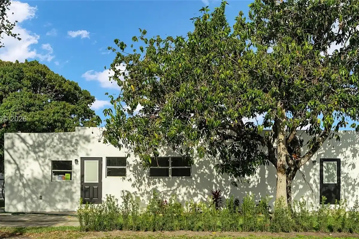 1046 Jann Ave, Opa-locka: photo 1 of 35