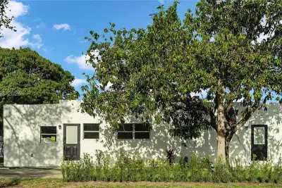 1046 Jann Ave, Opa-locka: photo 1 of 35