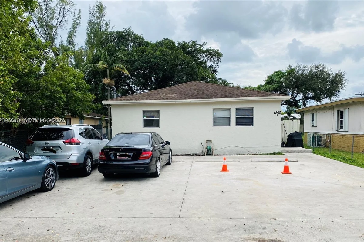 2800 NW 48th St, Miami: photo 1 of 2