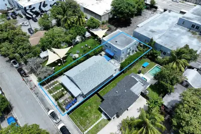 550 NW 30th St, Miami: photo 1 of 11