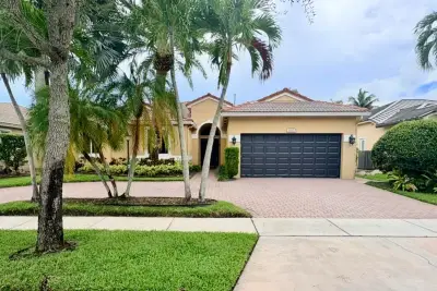 1032 NW 139th Ter, Pembroke Pines: photo 1 of 27
