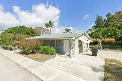 918 11th Ave N, Lake Worth Beach: photo 1 of 17