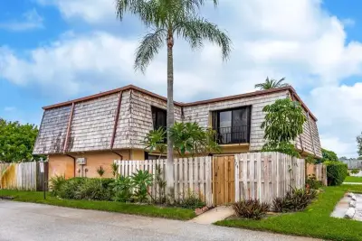124 Lake Arbor Dr, Palm Springs: photo 1 of 37