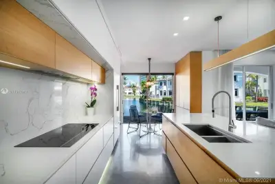20824 NE 30th Pl, Aventura: photo 1 of 29