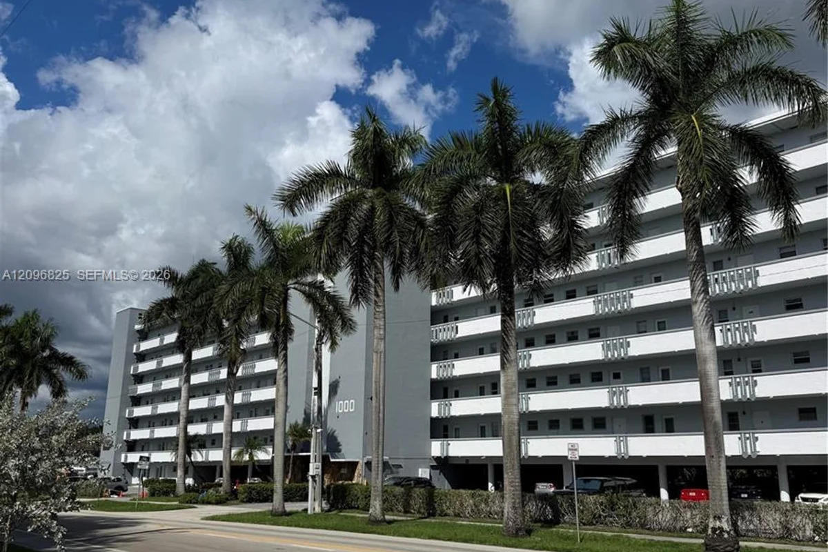 1000 NE 14th Ave #101, Hallandale Beach: photo 1 of 56