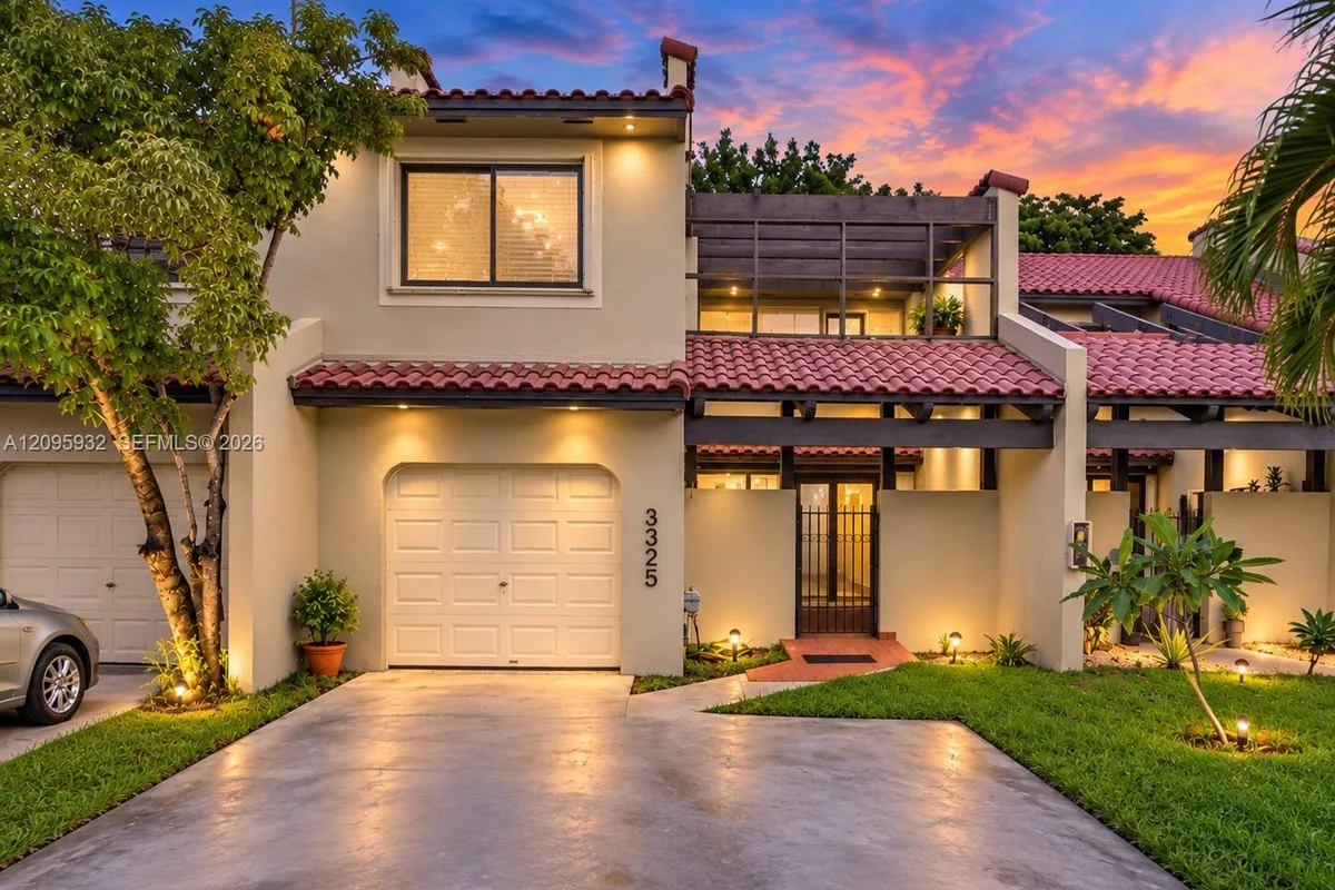 3325 Torremolinos Ave #C-44, Doral: photo 1 of 36