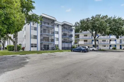 6001 N Falls Cir Dr #105, Lauderhill: photo 1 of 10