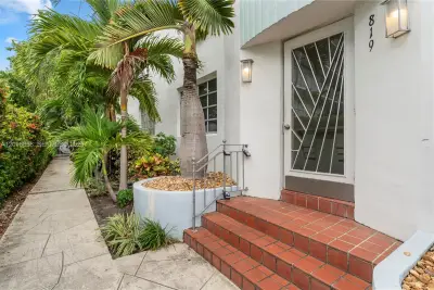 819 Meridian Ave #5, Miami Beach: photo 1 of 7