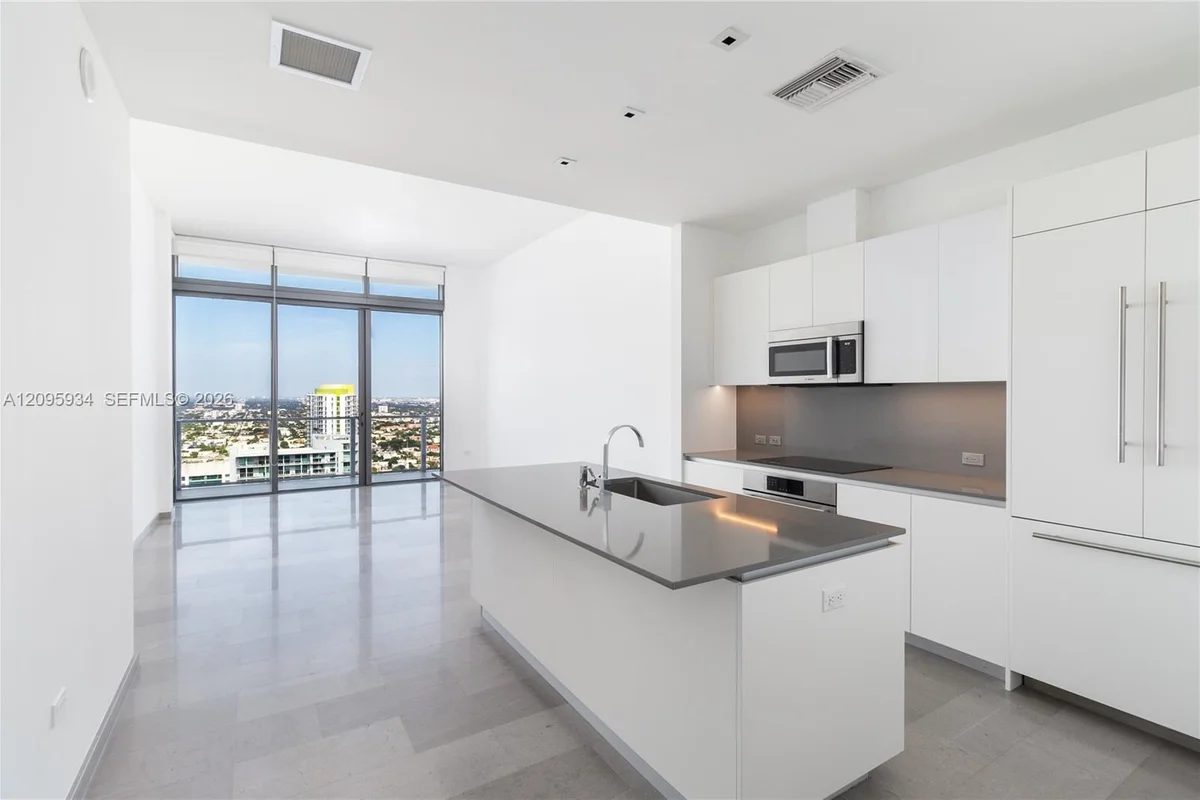 68 SE 6th St #4006, Miami: photo 1 of 18
