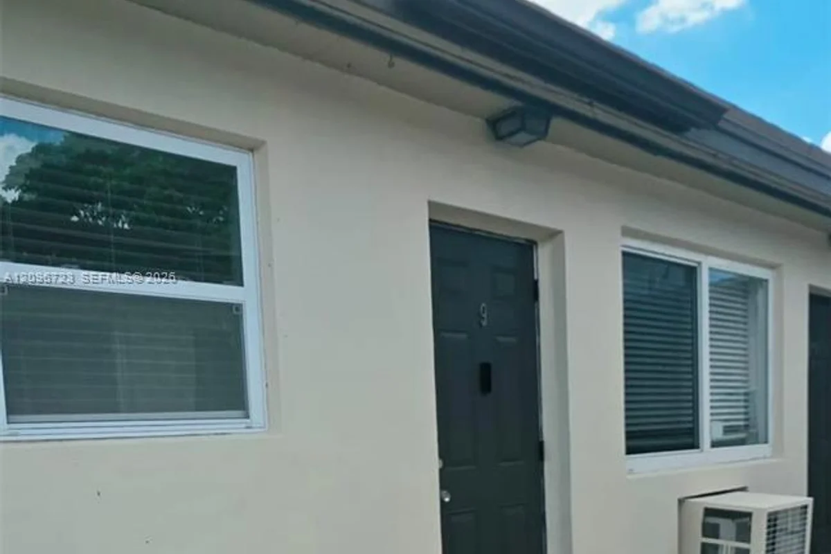 4710 NW 6th St #9, Miami: photo 1 of 9