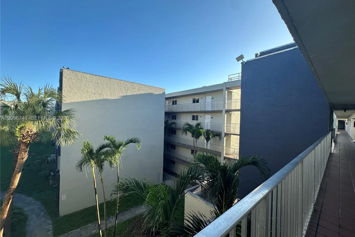 10000 NW 80th Ct #2424, Hialeah Gardens: photo 1 of 24