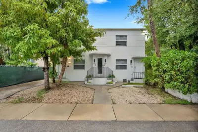557 NE 63rd St #2, Miami: photo 1 of 12