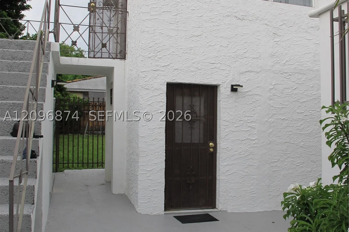 926 SW 10th Ave, Miami: photo 1 of 11