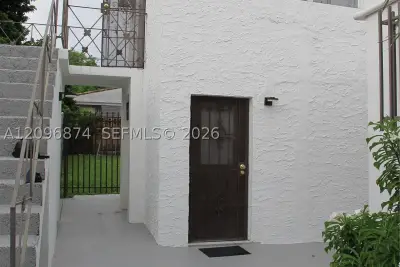 926 SW 10th Ave, Miami: photo 1 of 11