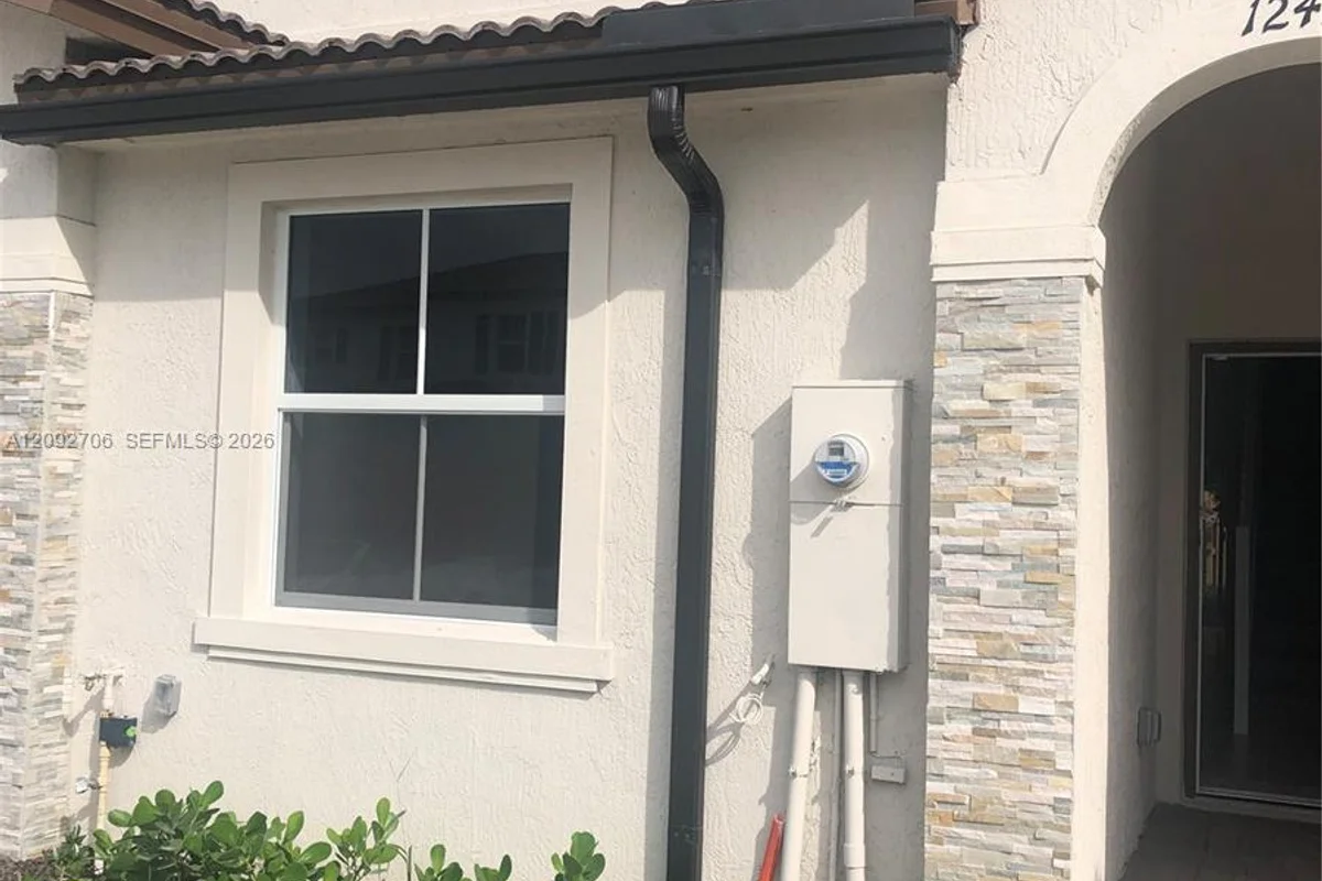 12437 NW 23rd Ct, Miami: photo 1 of 25