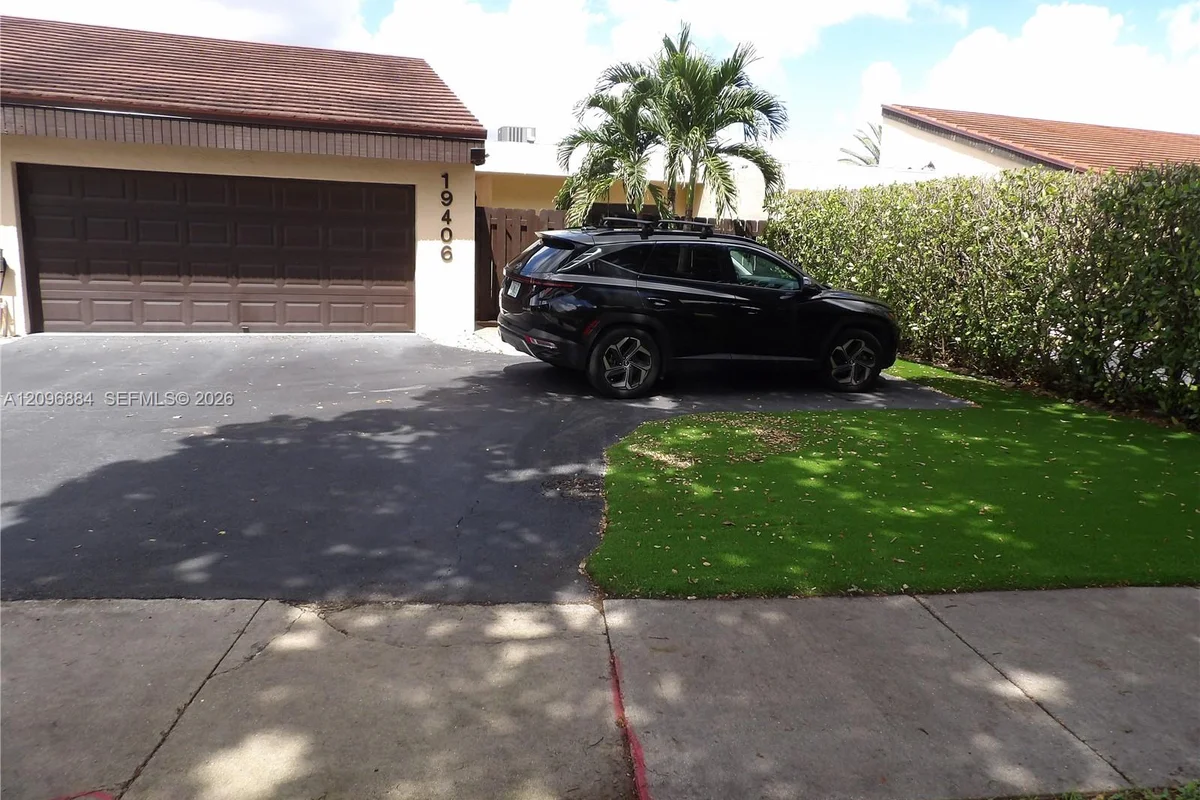 19406 E Lake Dr, Hialeah: photo 1 of 46