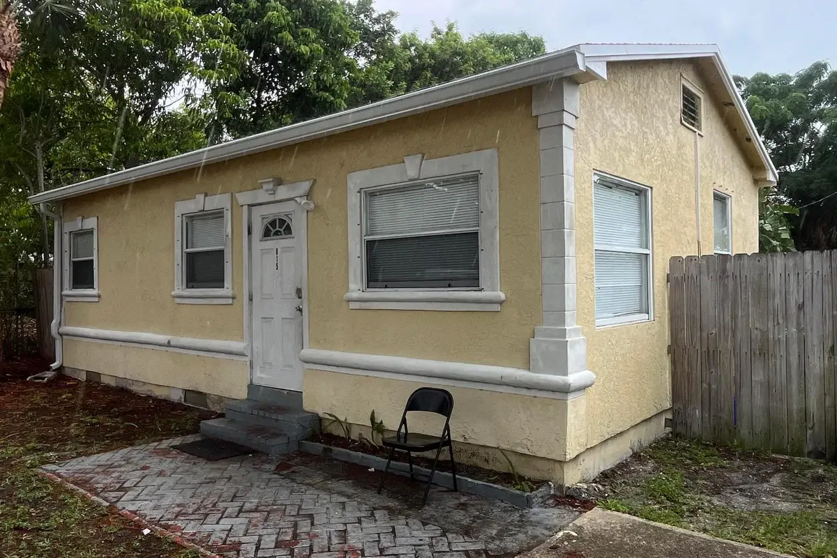815 Briggs St, West Palm Beach: photo 1 of 8