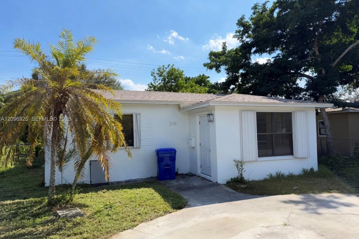 2542 Taft St, Hollywood: photo 1 of 26