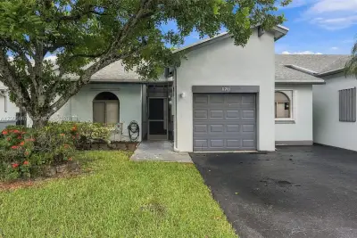 8201 NW 100th Ln, Tamarac: photo 1 of 32