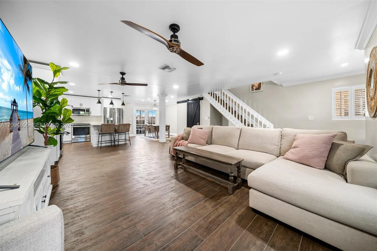 14501 SW 122nd Pl, Miami: photo 1 of 23