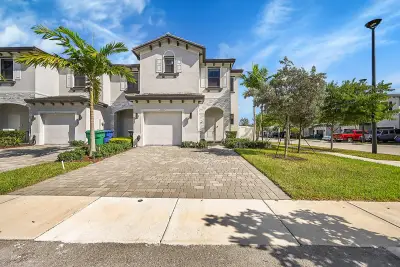 20357 NW 4th Path, Miami Gardens: photo 1 of 40