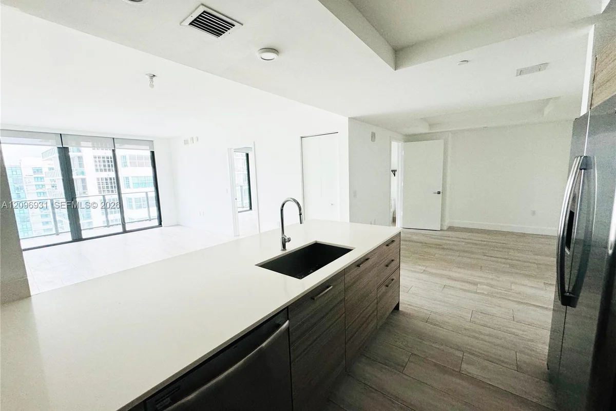 121 NE 34th St #2302, Miami: photo 1 of 31