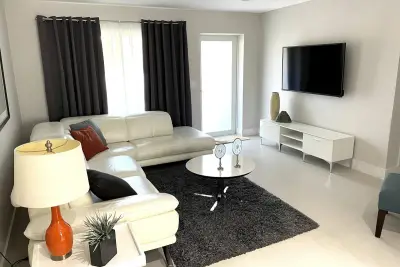 1400 NE 23rd St, Wilton Manors: photo 1 of 22