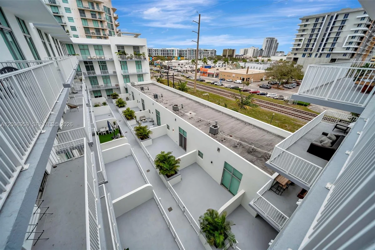 2100 Van Buren St #508, Hollywood: photo 1 of 20