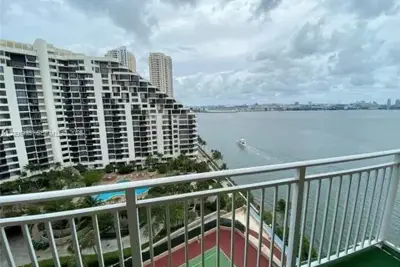 Condo in Miami: photo 1 of 18