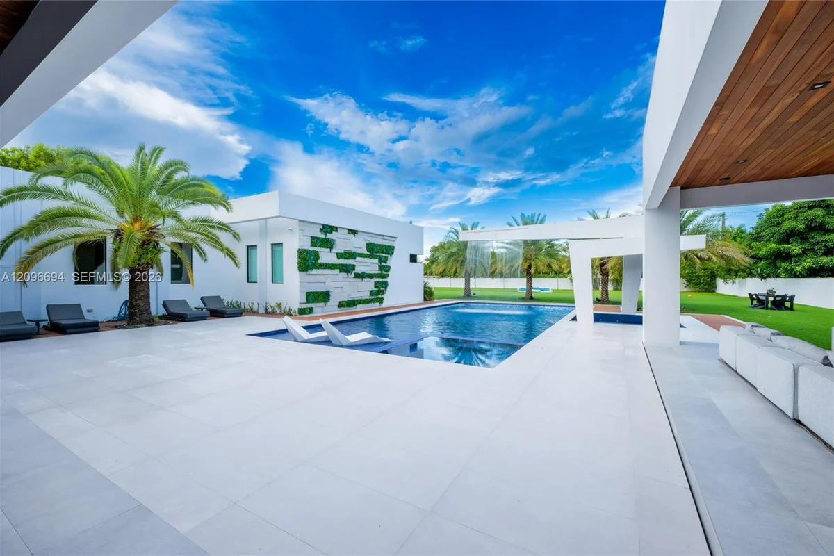 9890 SW 64th St, Miami: photo 1 of 54