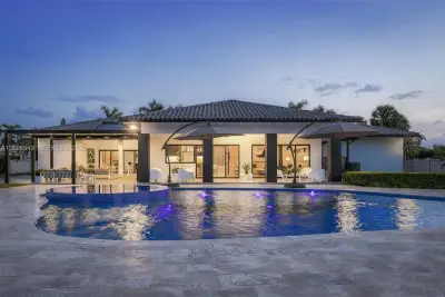 9995 NW 131st St, Hialeah Gardens: photo 1 of 54