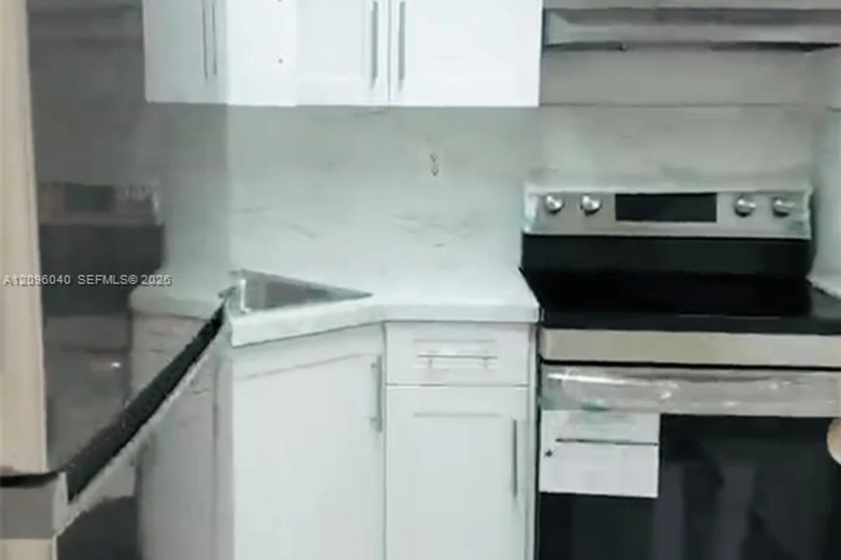 606 W 81st St #407, Hialeah: photo 1 of 9