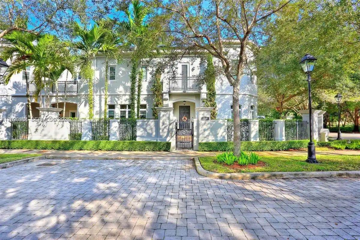 10195 SW 75th Pl, Pinecrest: photo 1 of 36