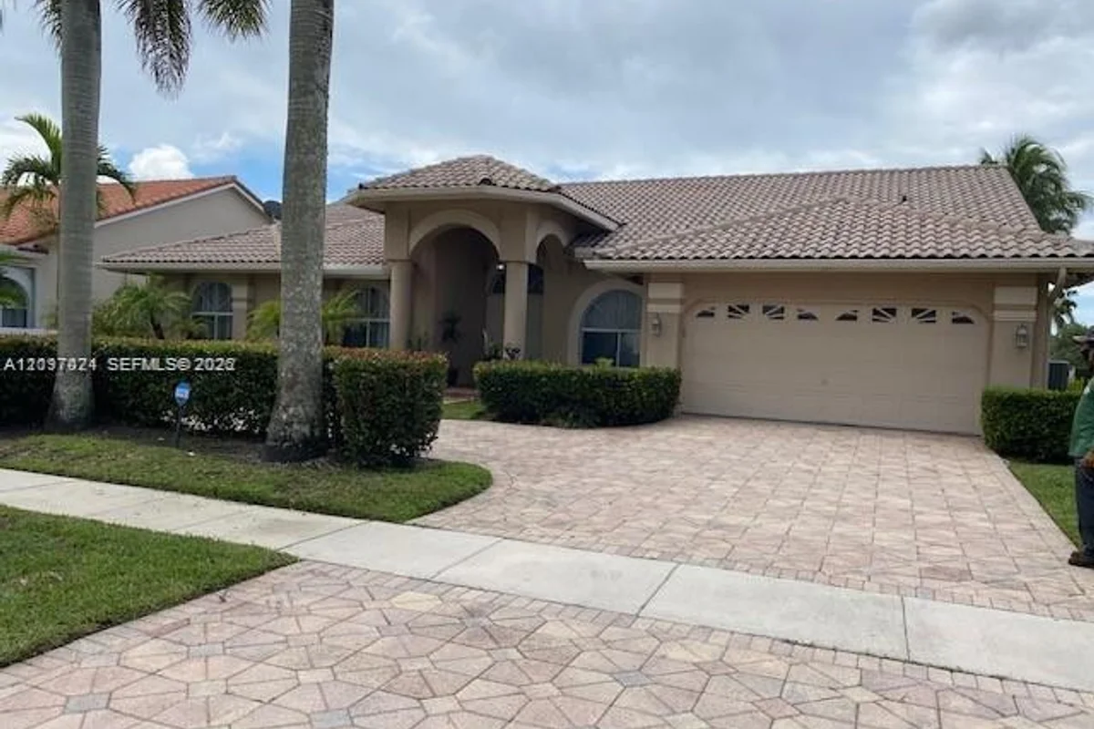 531 NW 108th Ave, Plantation: photo 1 of 14