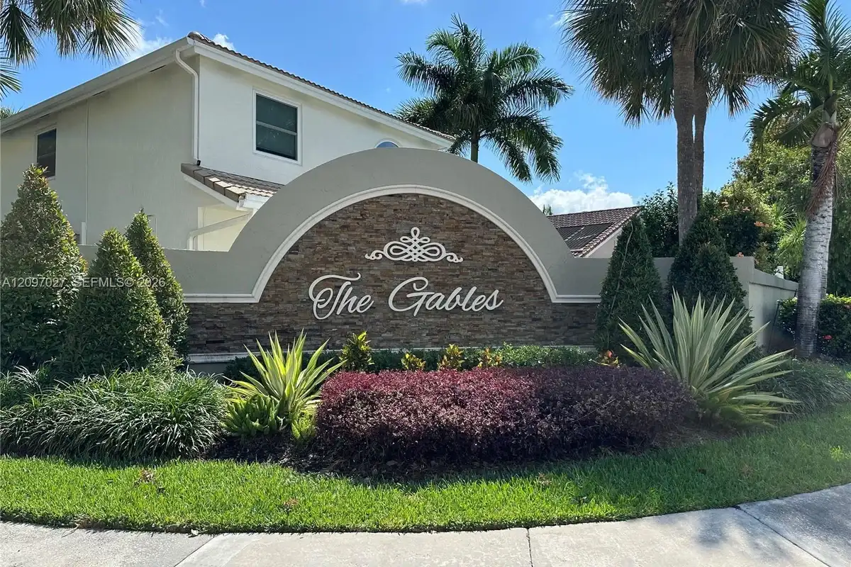 112 Gables Blvd, Weston: photo 1 of 2