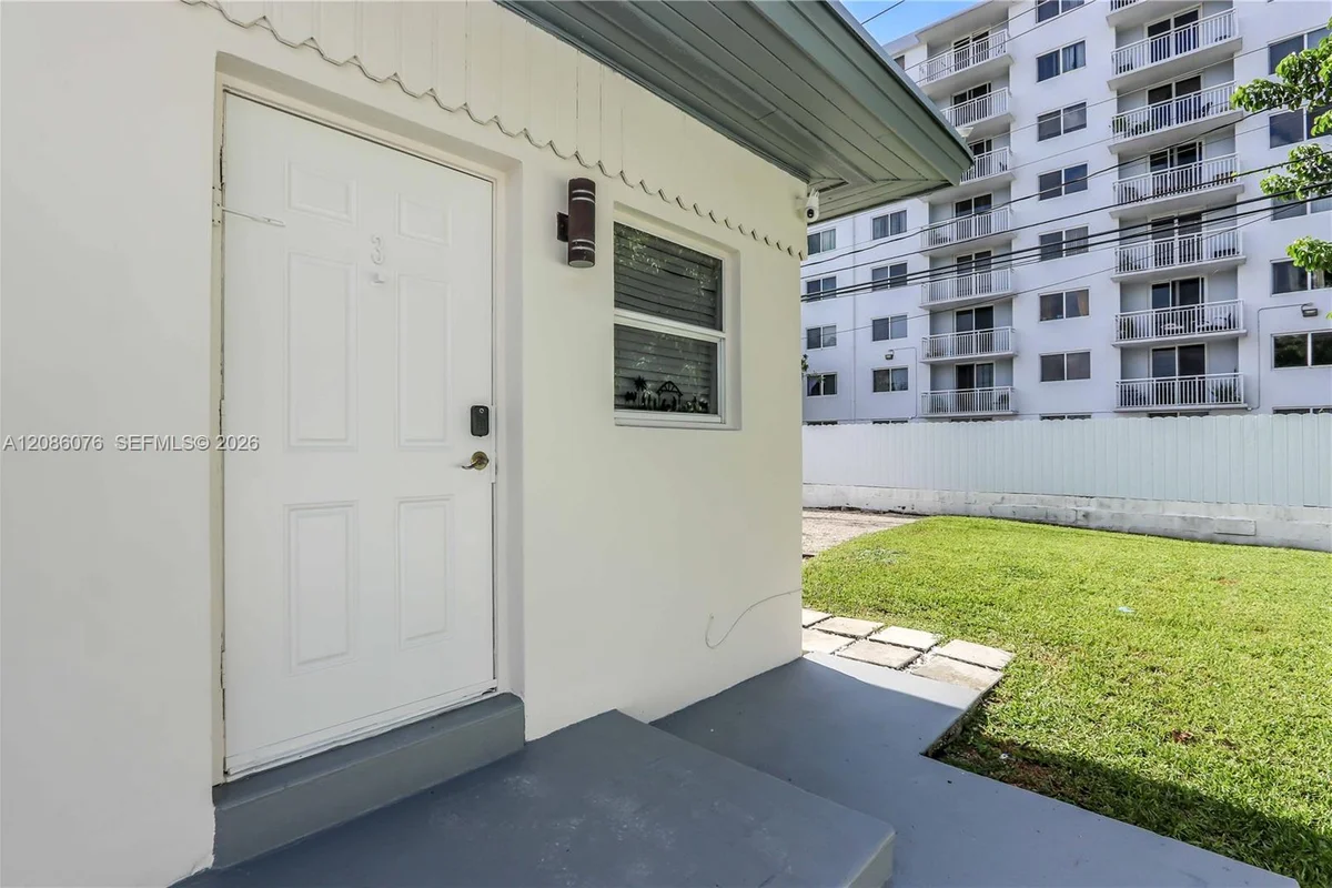 1236 NE 109th St #3, Miami: photo 1 of 8