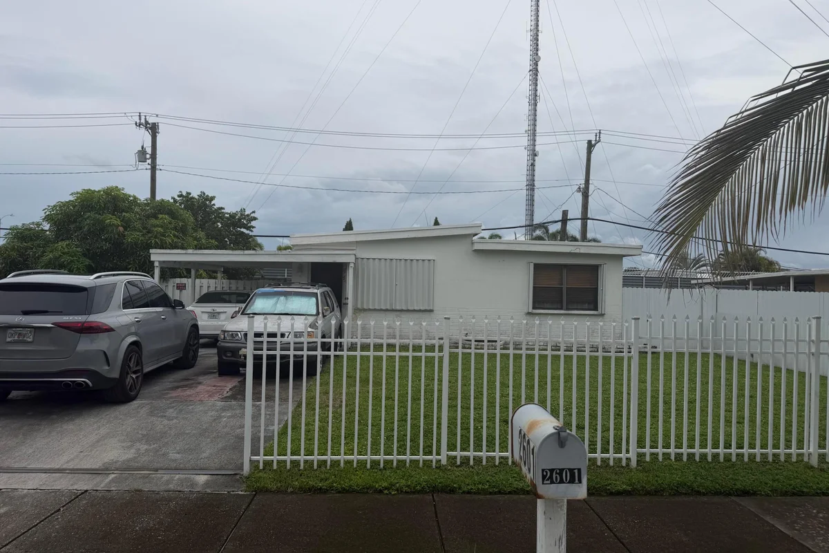 2601 SW 53rd Ave, West Park: photo 1 of 9