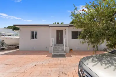 326 E 44th St, Hialeah: photo 1 of 45
