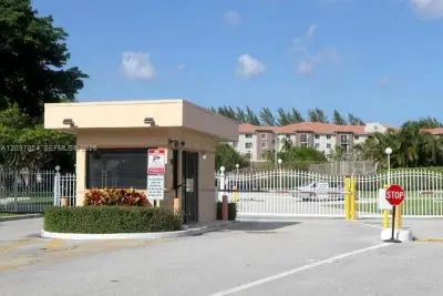 480 Executive Center Dr #4L, West Palm Beach: photo 1 of 20