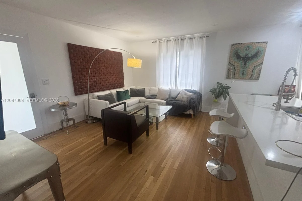 1091 NW 59th St, Miami: photo 1 of 13