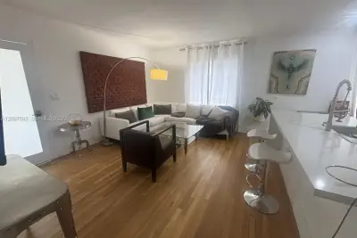 1091 NW 59th St, Miami: photo 1 of 13