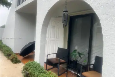 18200 Mediterranean Blvd #3-22, Hialeah: photo 1 of 4