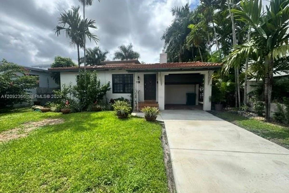 1628 NW 8th St, Miami: photo 1 of 22