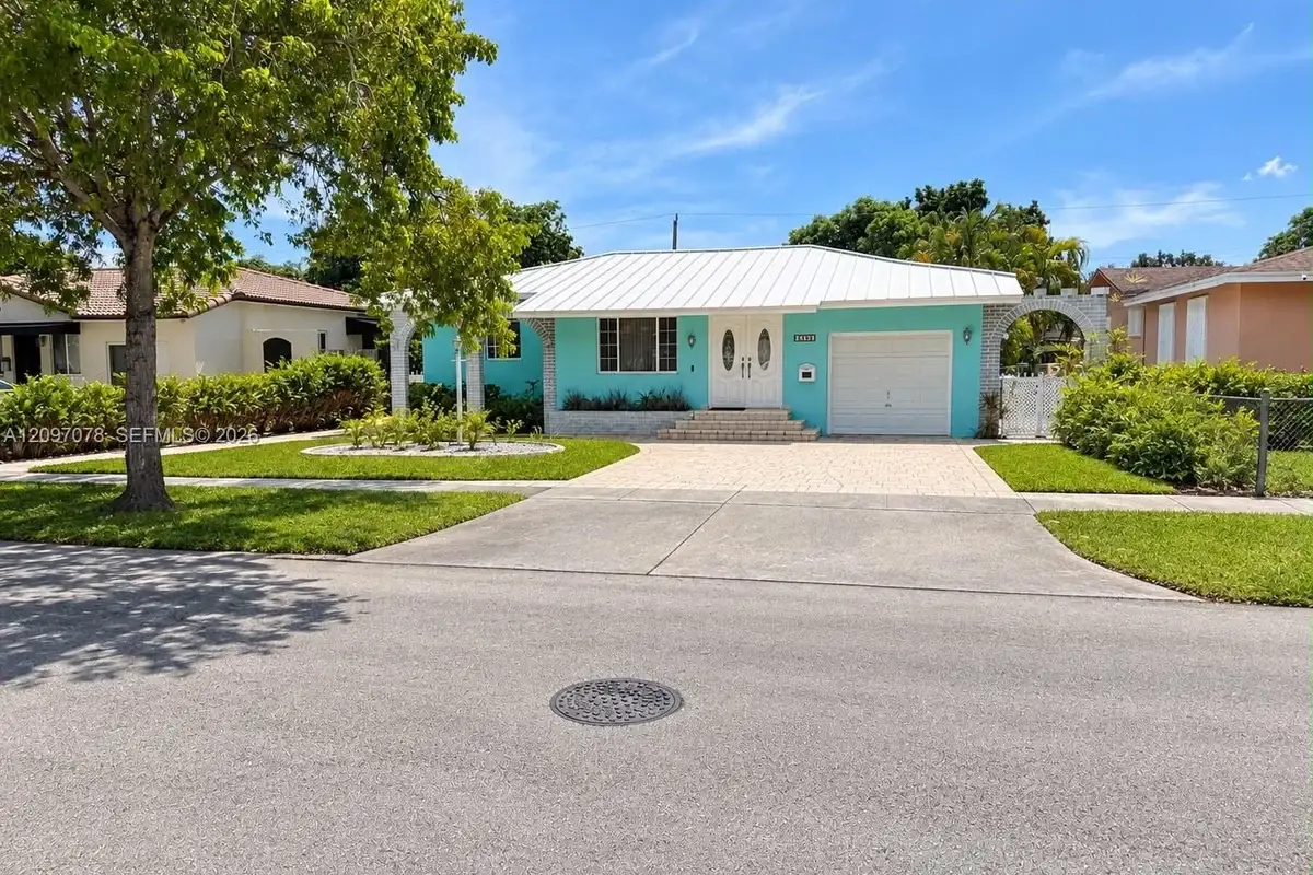 4450 SW 2nd St, Miami: photo 1 of 36