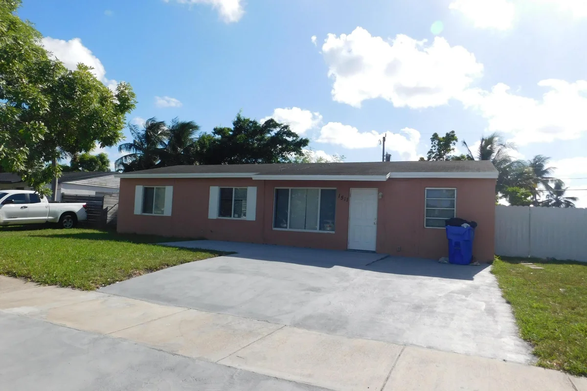 1511 SW 63rd Ave, North Lauderdale: photo 1 of 6