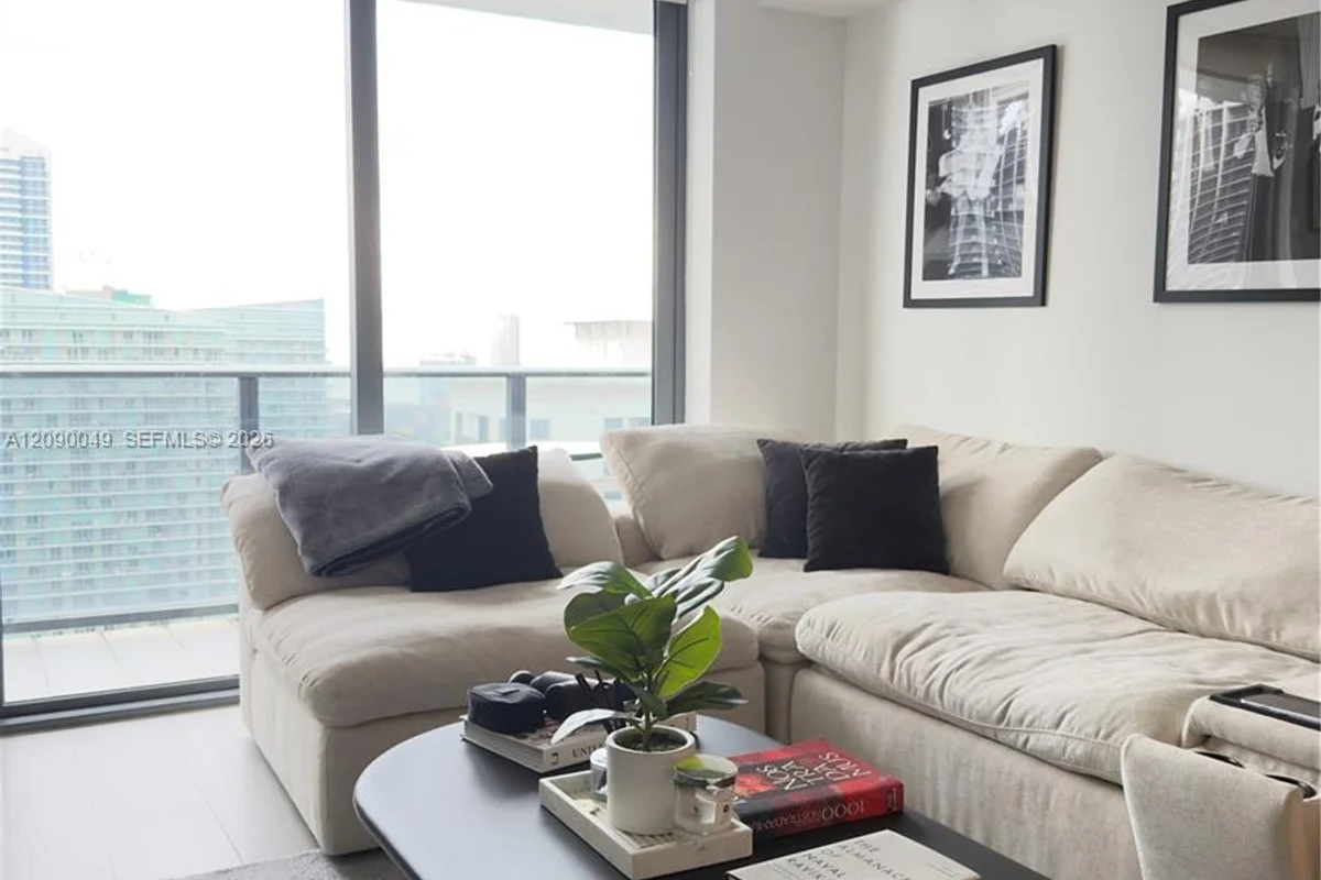 55 SW 9th St #3505, Miami: photo 1 of 11