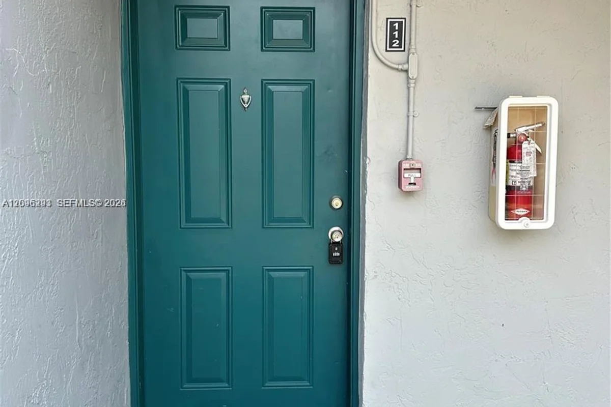 7020 NW 179th St #112, Hialeah: photo 1 of 6