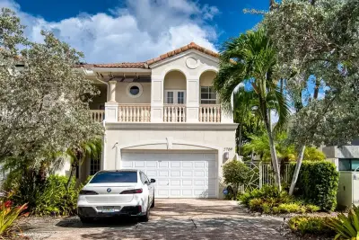 2709 NE 15th St, Fort Lauderdale: photo 1 of 35