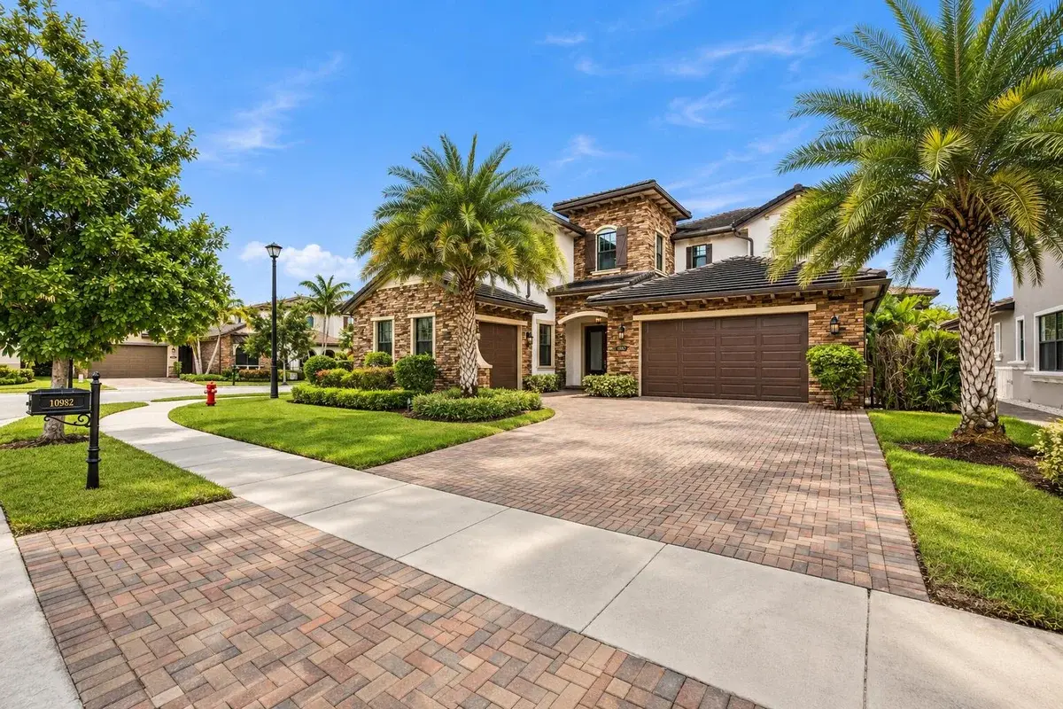10982 Pinnacle Way, Parkland: photo 1 of 95